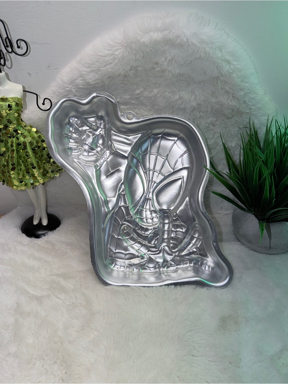 Marvel Silver Spider-Man Cake Pan - Picture 3 of 3